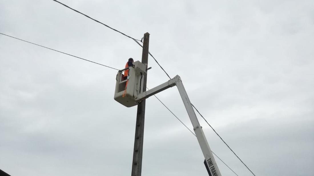 Technicien en nacelle au sommet du poteau — travaux aériens en sécurité