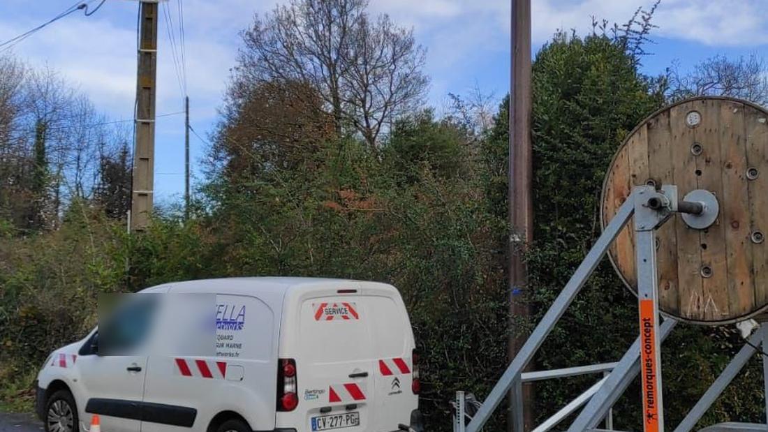 Notre fourgon et son porte-touret en tirage de câble le long des appuis
